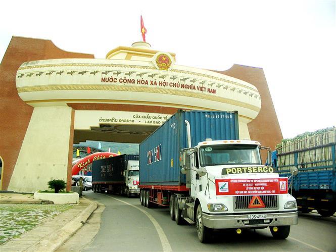 The Ministry of Transport and Quang Tri province organise a ceremony to implement the GMS-CBTA on the East-West corridor at Lao Bao international border gate (Quang Tri), June 11, 2009 (Photo: VNA)