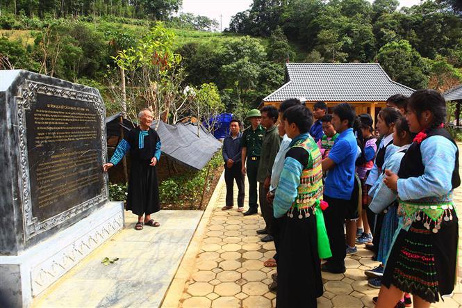 Son Lao people visits the Vietnam-Laos revolutionary relic site in Lao Kho village, Phieng Khoai commune, Yen Chau district, one of the first revolutionary base along the Vietnam-Laos border where late President of Laos Kaysone Phomvihane receives great support from local people during the time here (Photo: VNA)