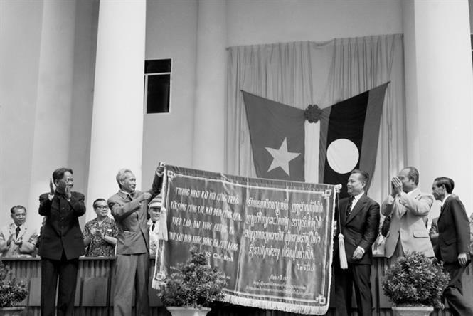 Party General Secretary Le Duan and Prime Minister Pham Van Dong present the Lao Party Central Committee and Government a cloth canopy embroidered with President Ho Chi Minh’s verses “Vietnam and Laos, our two countries have a friendship deeper than the Hong Ha and Cuu Long rivers” during their official visit to Laos, July 15-18, 1977 (Photo: VNA)