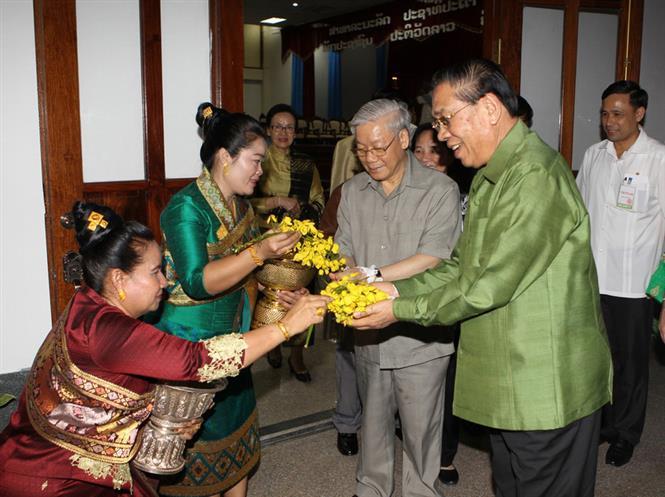 Party General Secretary Nguyen Phu Trong visits and extends Bunpimay new year’s greetings to Laos, April, 12, 2014 (Photo: VNA)