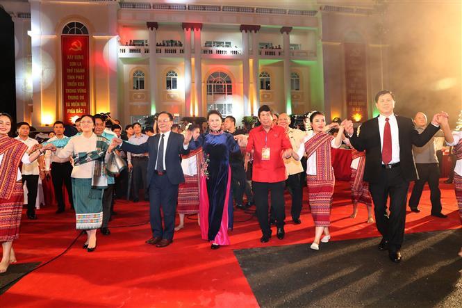 National Assembly Chairwoman Nguyen Thi Kim Ngan and her Lao counterpart Pany Yathotou attend the opening ceremony of the second Vietnam-Laos border area culture, sports and tourism exchange in Son La, July 5, 2017 (Photo: VNA)