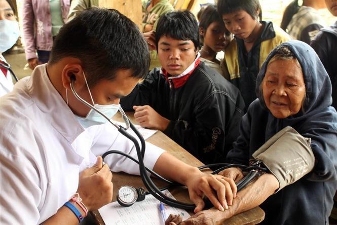 Ho Chi Minh City’s volunteer doctors provide medical check-ups for disadvantaged people in Tang Doi village, Dak Chung district, Sekong province (Laos) (Photo: VNA)