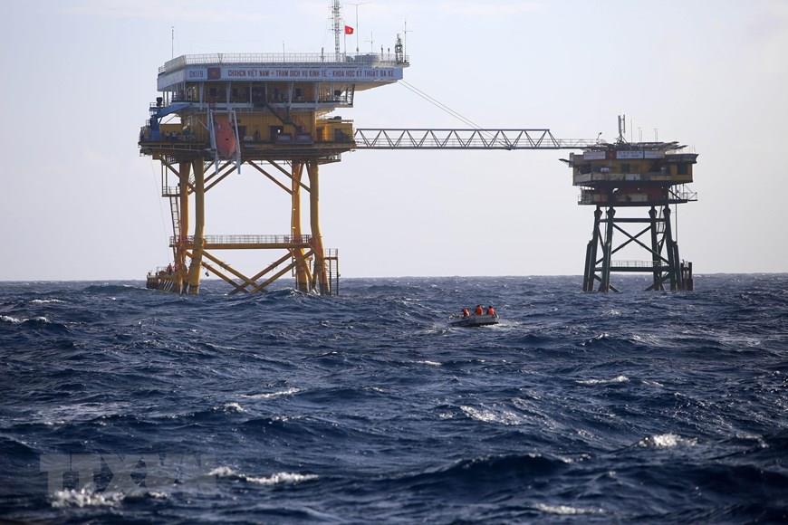 Goods are transported by boats to the rigs (Photo: VNA)