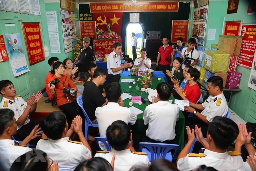 Colonel Huynh Vinh Tuyen, Deputy Commander of Naval Region 2 and the working group wish officials and soldiers of DK1/10 rig a happy Lunar New Year, January 2019 (Photo: VNA)