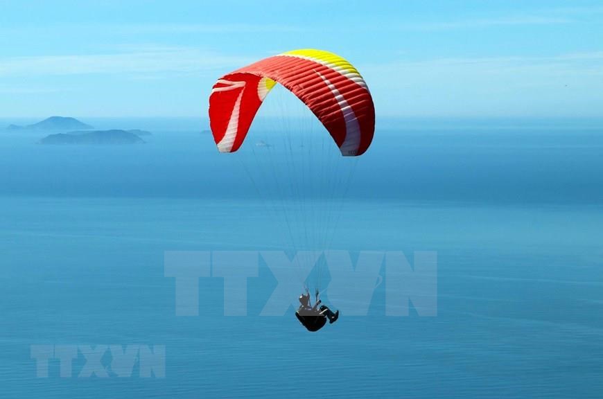 Paragliding has been gaining attention from Vietnamese athletes because of the beauty of the sky and the opportunity to admire the breathtaking scenery of the sea, mountains and nature from a&nbsp;panoramic view (Photo: VNA