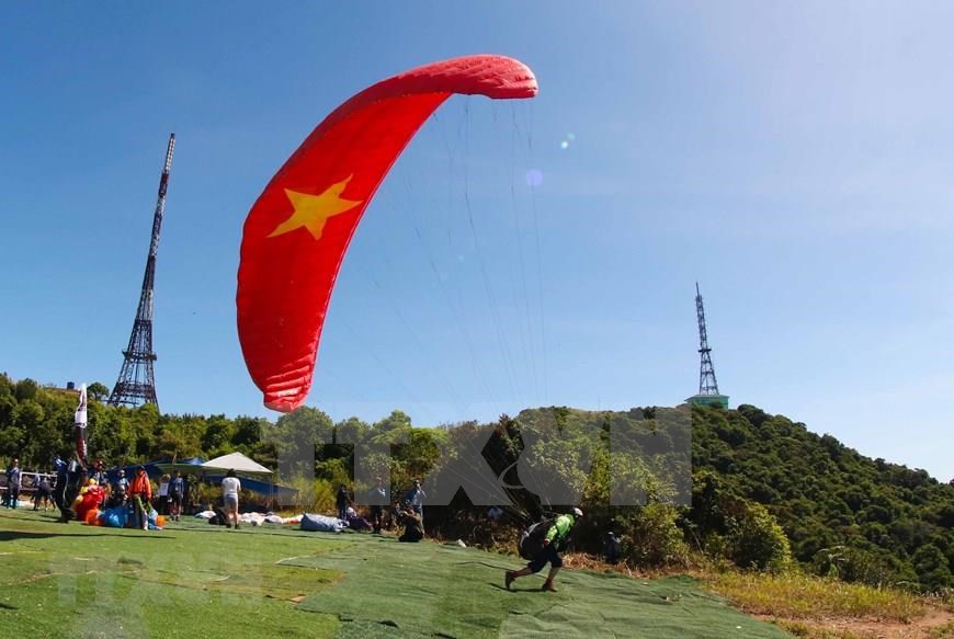 Da Nang Open Paragliding Championship 2019 is themed 'Bay tren Tien Sa,' literally meaning 'Flying over Tien Sa' (Photo: VNA)