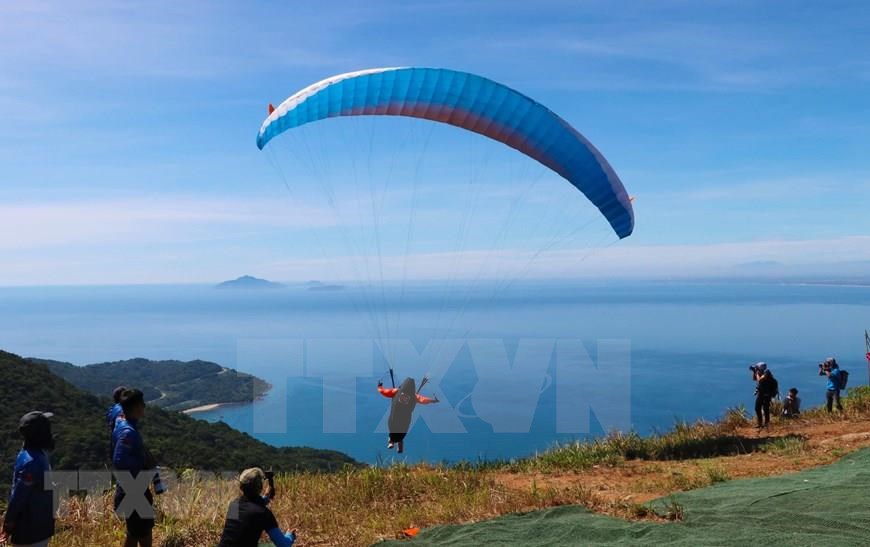 The top of Son Tra Mountain is considered to be among the most beautiful flying destinations in Vietnam, making Son Tra Peninsula an ideal spot for paragliders (Photo: VNA)<br />