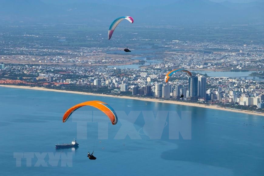 Paragliding has been gaining attention from Vietnamese athletes because of the beauty of the sky and the opportunity to admire the breathtaking scenery of the sea, mountains and nature from a&nbsp;panoramic view (Photo: VNA)