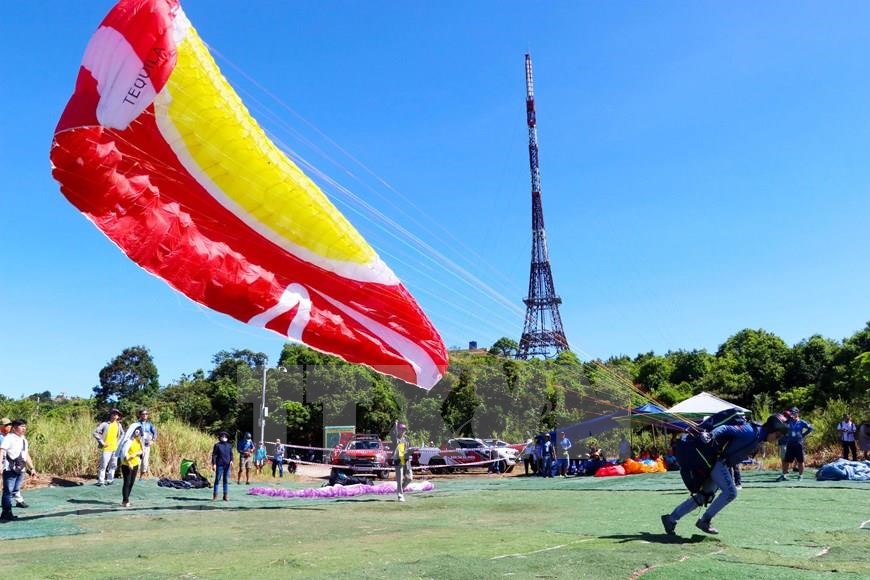 Athletes start the competition at Son Tra peninsula, one of the famous tourist destinations in Vietnam (Photo: VNA)