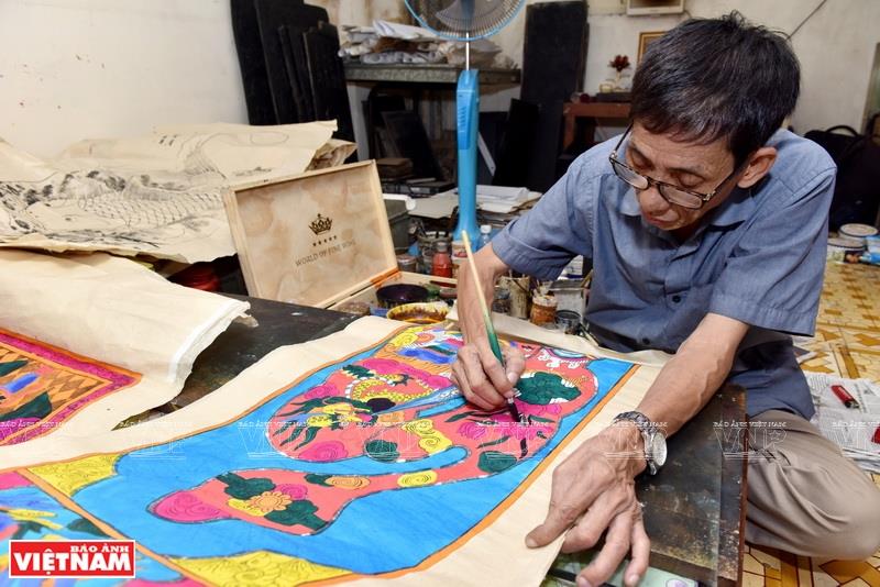 Artisan Le Dinh Nghien is recognised as the last artist to paint by woodblocks in Hang Trong, an ancient street by Sword Lake in downtown Hanoi (Photo: VNA)