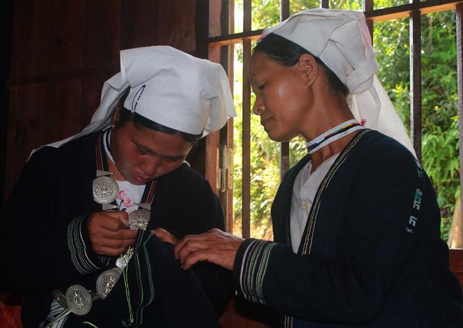 As a deep-rooted tradition, before getting married, Dao Tien women have to learn brocade weaving to make wedding dress (Photo: VNA)