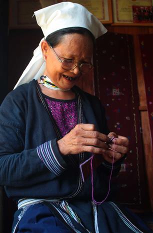 During spare time, Dao Tien ethnic women in Cao Bang province often gather to make weaving products (Photo: VNA)