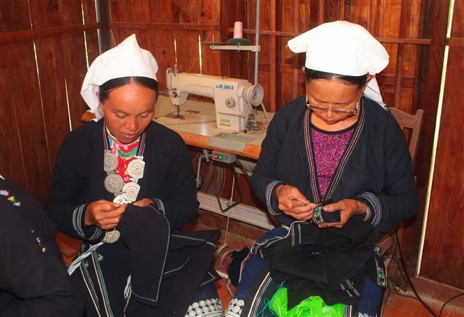 Embroidered brocade products of the local people have stunning patterns with various meanings, reflecting the cultural lives and beliefs of the Dao Tien ethnic people (Photo: VNA)