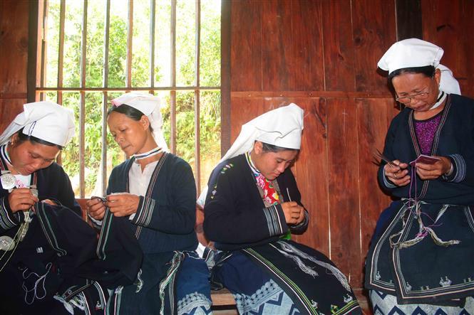 At present they are also used for making interior decoration, handbags or pretty souvenirs for tourists (Photo: VNA)