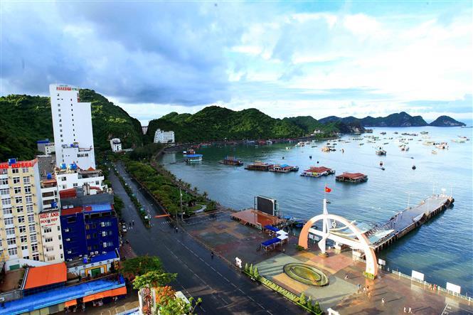 Cat Ba Island is one of the only populated islands in greater Ha Long Bay, with roughly 13,000 inhabitants living in six different communes and 4,000 more inhabitants living on floating fishing villages off the coast (Photo: VNA)
