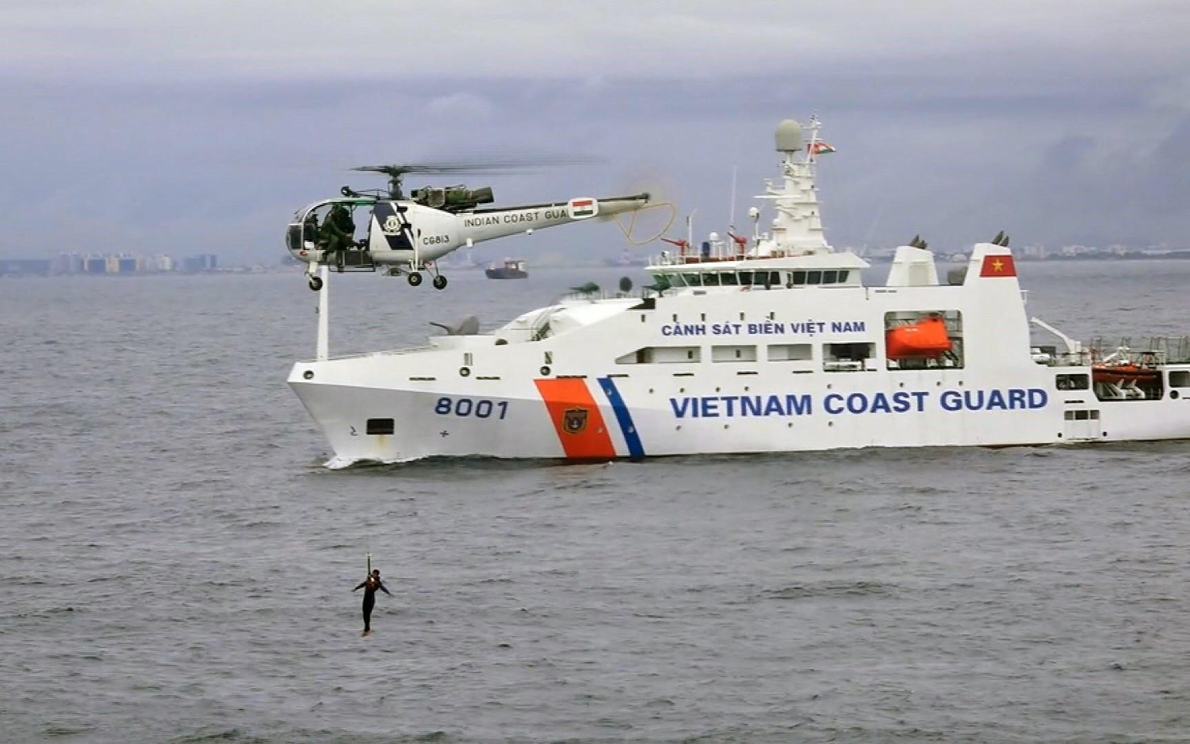 Vietnam’s Coast Guard ship 8001 (under the Command of Coast Guard Region 3) takes part in a joint drill on hostage rescue with Indian Coast Guard in Bengal Bay off the coast of Chennai, Tamil Nadu state of India, October 4, 2018 (Photo: VNA)