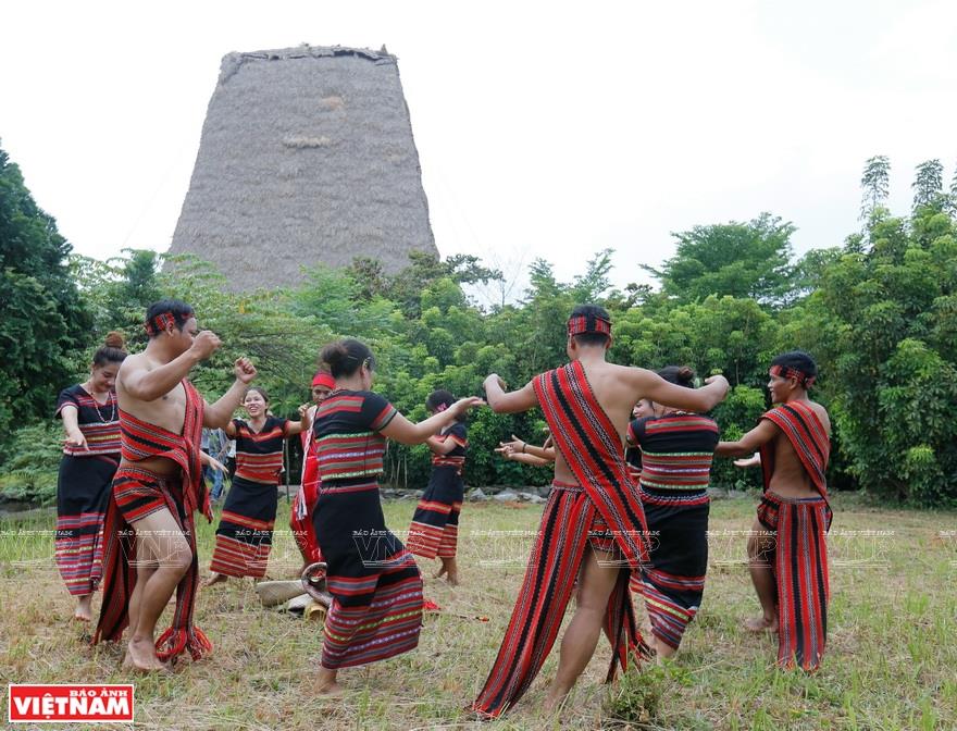 When Ta Oi men and women grow up, they often go for a group date called ‘sim’ (Photo: VNA)
