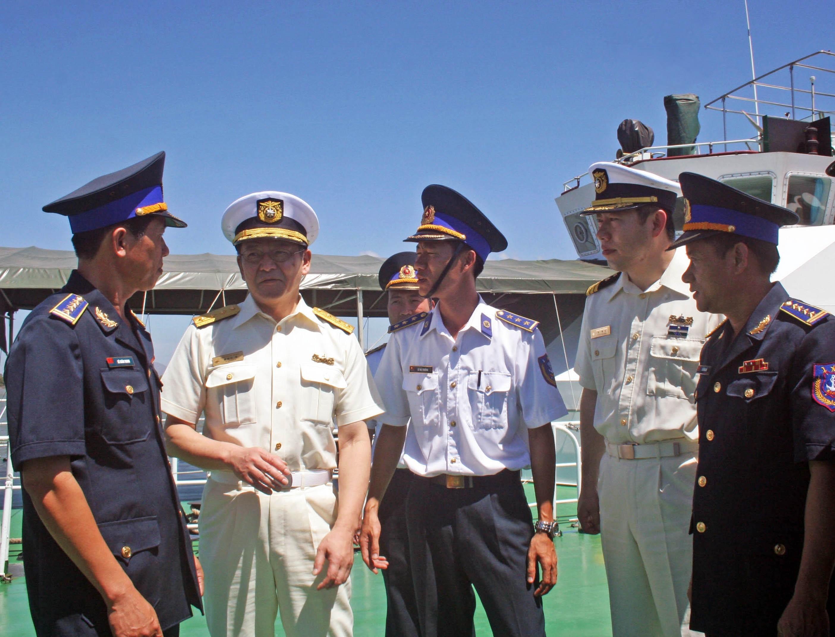 A Japan Coast Guard delegation, led by Vice Admiral Kiyoshi Saishoji, Director General of the Guard and Rescue Department, pays a working visit to Coast Guard Region 3 in Ba Ria-Vung Tau province to exchange experiences on coastal patrol, law enforcement, pirate fighting, search and rescue as well as maritime safety, February 28, 2013 (Photo: VNA)