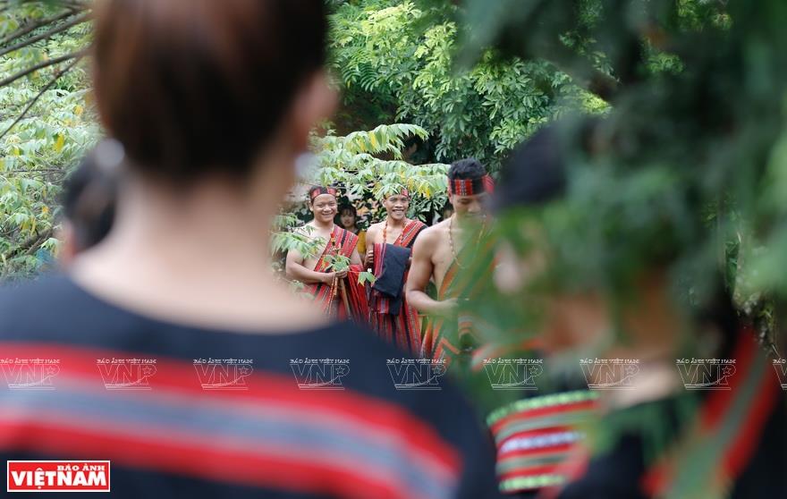 Young Ta Oi ethnic men wait for their dates (Photo: VNA)