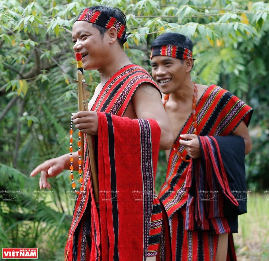 Young men in their best costumes waiting for young Ta Oi ladies (Photo: VNA)
