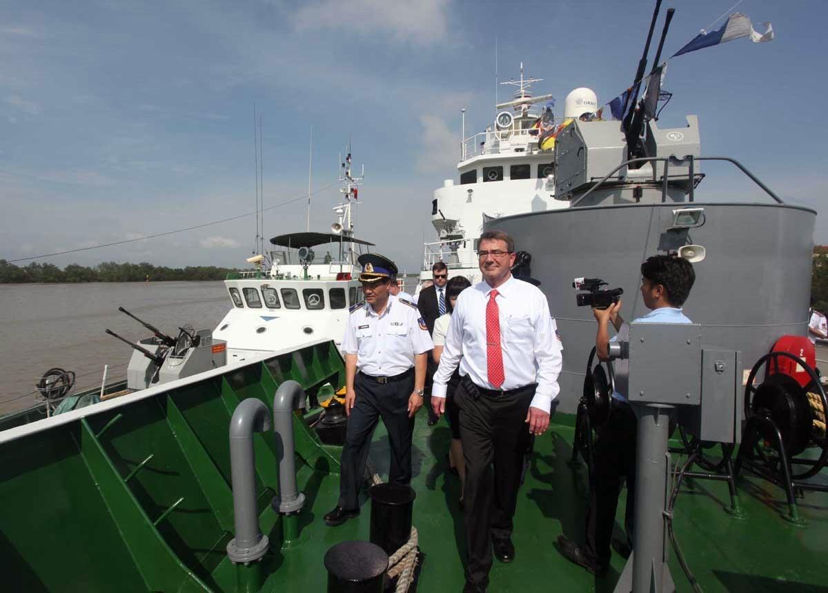 US Secretary of Defense Ashton Carter visits Coast Guard vessel 8003 as part of his visit to Command of Coast Guard Region 1 in Hai Phong city, May 31, 2015 (Photo: VNA)