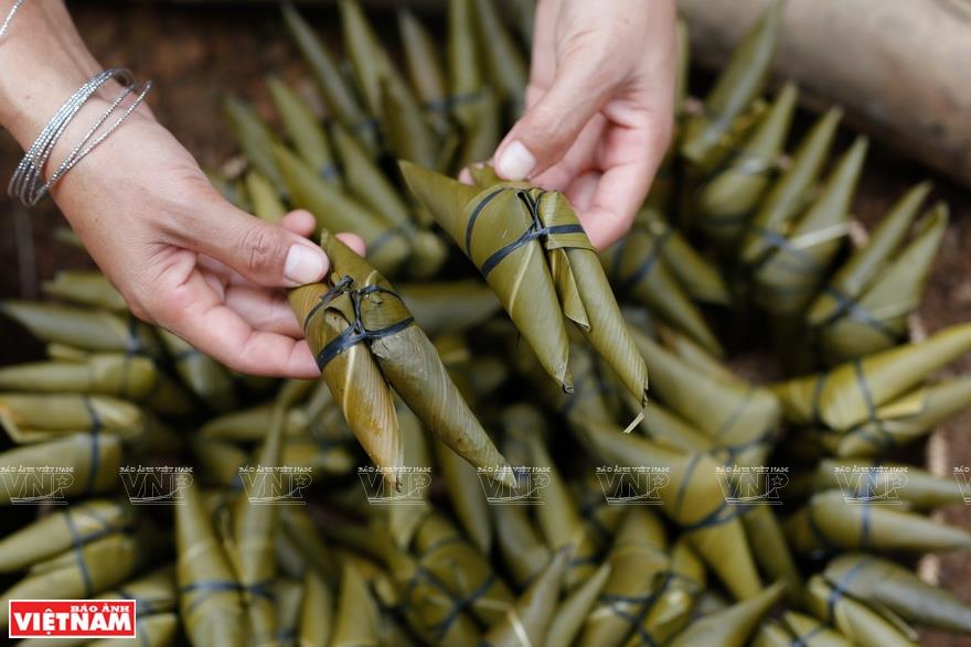 Couples of sticky rice cake are the essentials that women bring to the group date (Photo: VNA)