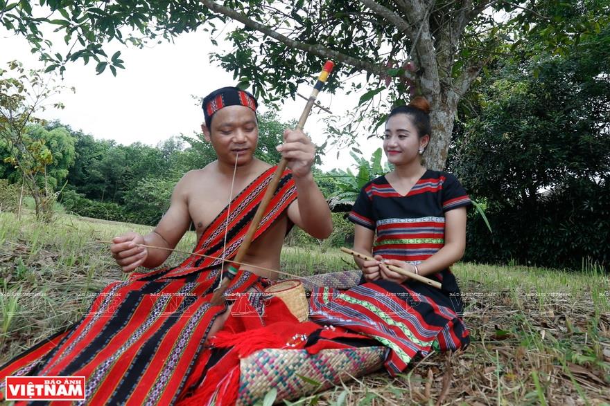 Ta Oi gentlemen impress ladies with their singing or music playing performances (Photo: VNA)