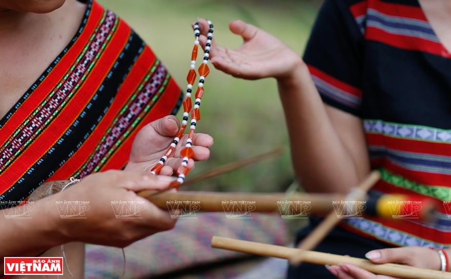 Agate bracelet is given to young Ta Oi woman as a love confession gift (Photo: VNA)