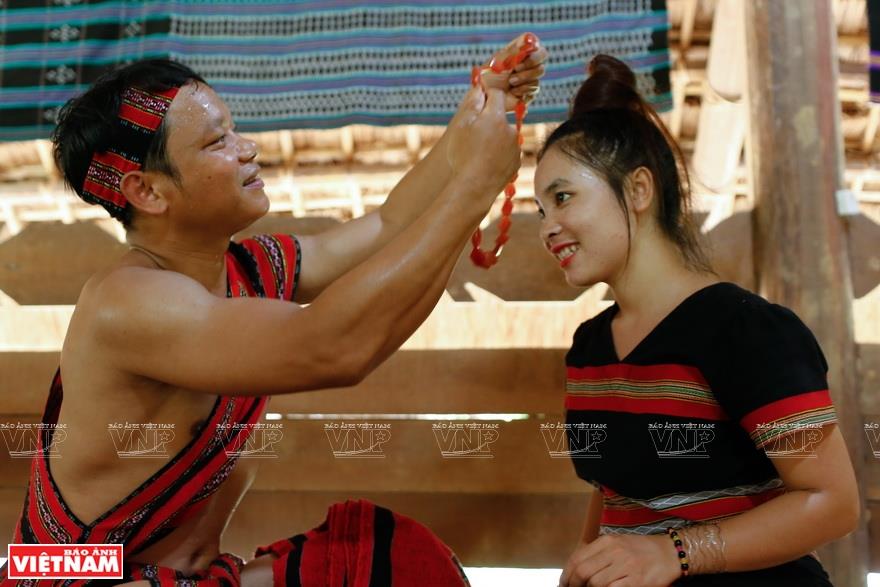 When a man gets nod from a woman, they can move to a rather intimate venue called ‘Choi A Tieng’ to talk and get to know more about each other (Photo: VNA)