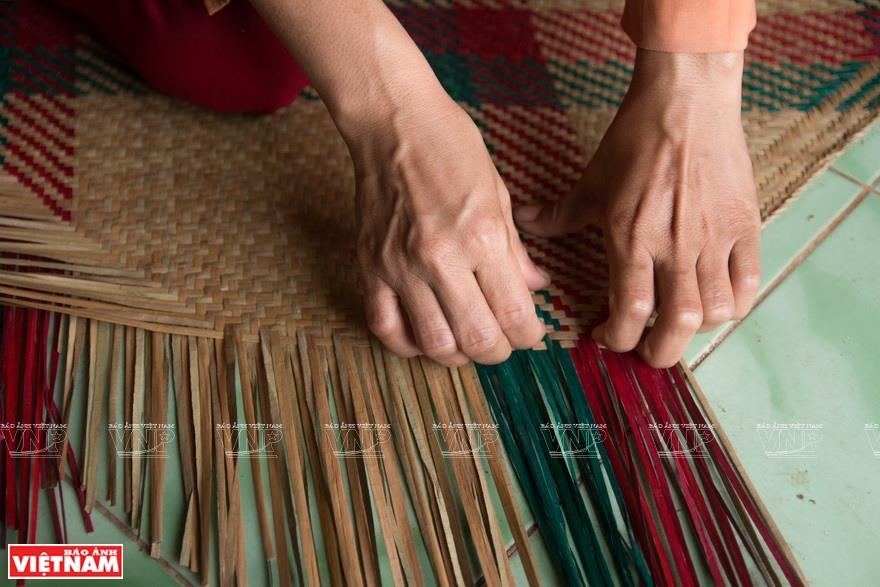 Grey-sedge weaving is mostly practiced by Khmer women in Phu My commune, Giang Thanh district, Kien Giang province (Photo: VNA)