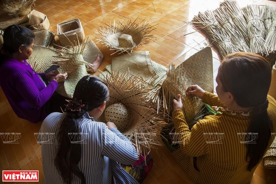 Khmer women make grey-sedge handicrafts together in Phu My commune (Photo: VNA)