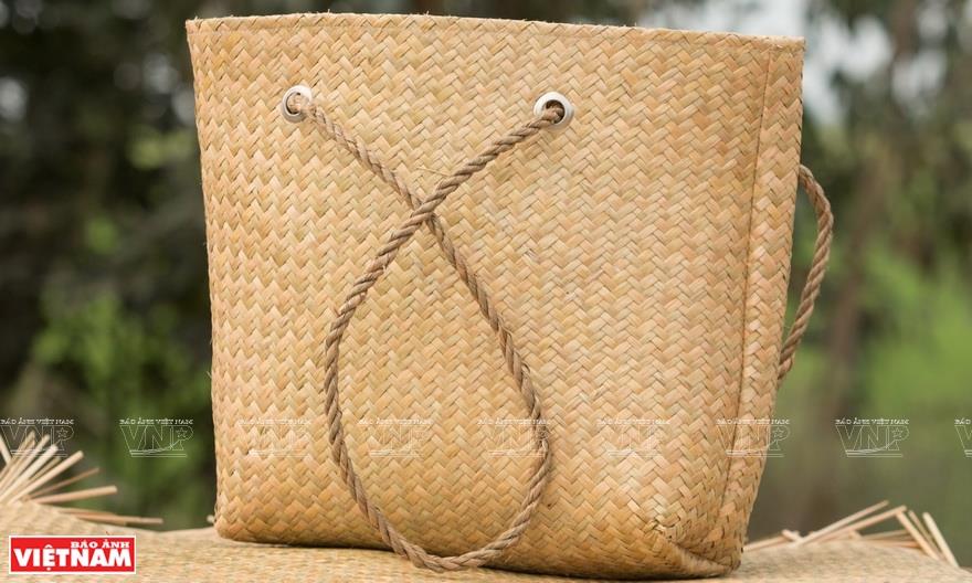 Grey-sedge mat weaving has brought stable income for hundreds of local people, mostly Khmer ethnic women (Photo: VNA)