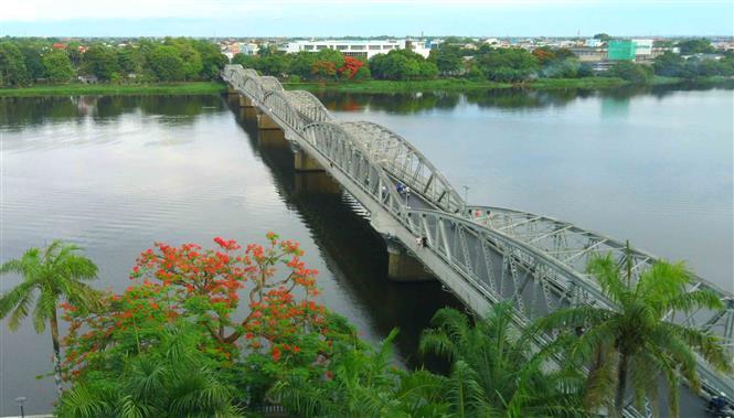 Truong Tien Bridge, a symbol of the ancient capital (Photo: VNA)