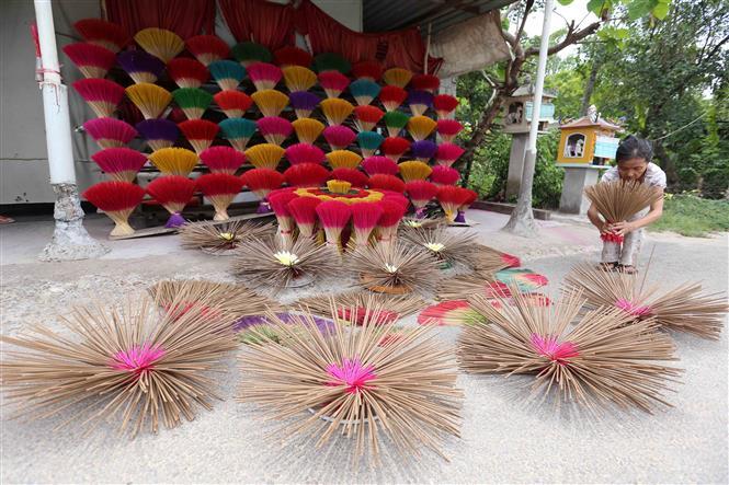 Incense drying creates a distinctive feature to the Thuy Xuan incense making village (Photo: VNA)