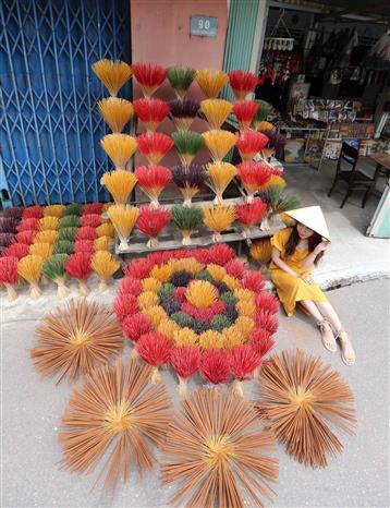 Thuy Xuan incense making village becomes a place for tourists to visit and experience (Photo: VNA)