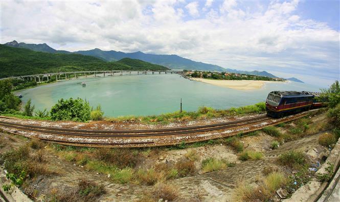 Lang Co Bay is named one of the most beautiful bays in the world (Photo: VNA)