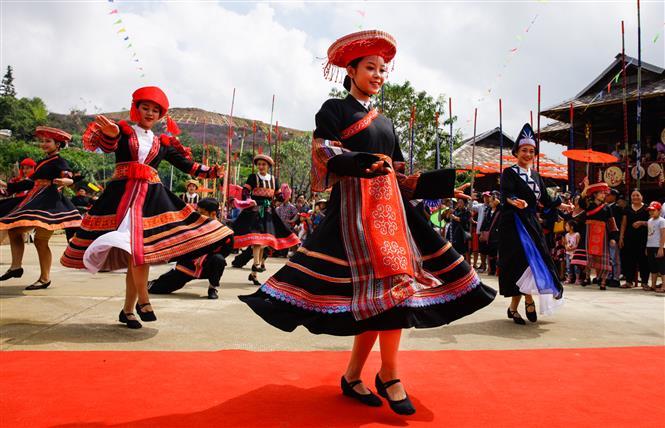 More than 6,000 foreign and domestic tourists join in the dance together with some 600 local ethnic minority people playing as pole holders to keep the dance’s rhythm (Photo: VNA/VNP)