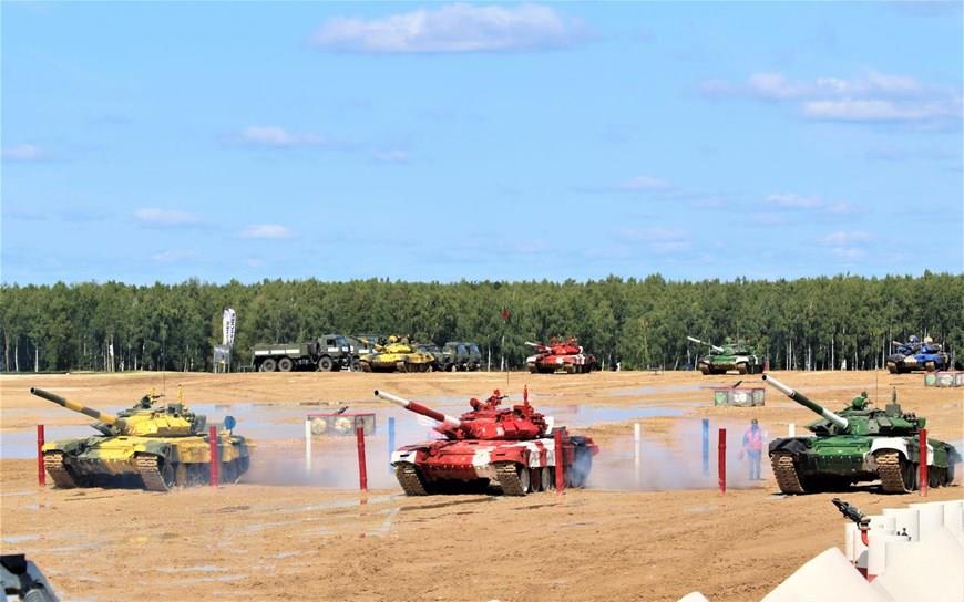 Vietnamese tank crew (red) at the semifinal (Photo:VNA)