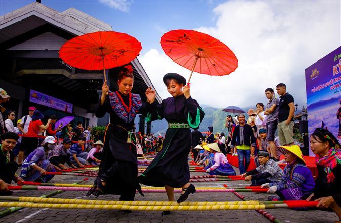 Tourists and artists join in the dance (Photo: VNA/VNP)