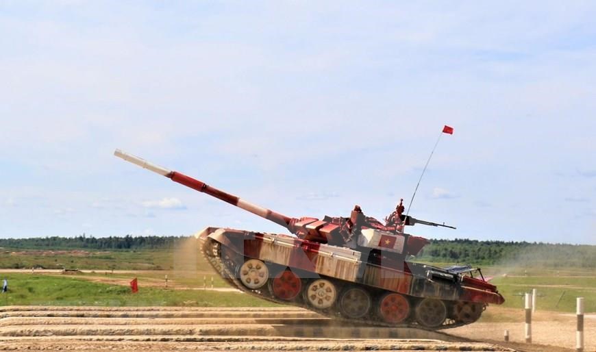 Vietnam’s tank crew join Tajikistan, Myanmar and Uganda in Group 2 in the semifinal of the Tank Biathlon at the International Army Games in Russia, August 11 (Photo:VNA)