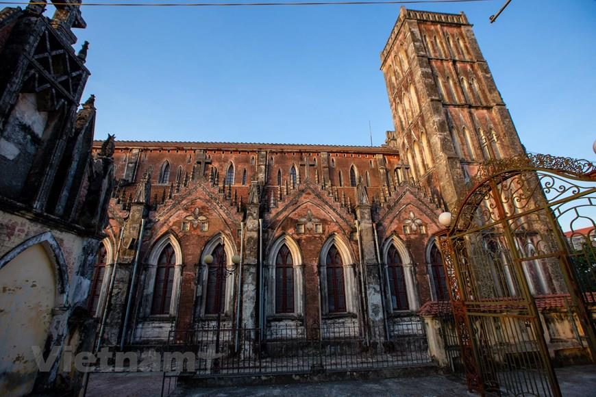 Like most church structures in the West, the church also features stained-glass windows depicting saints or biblical events (Photo: VNA)