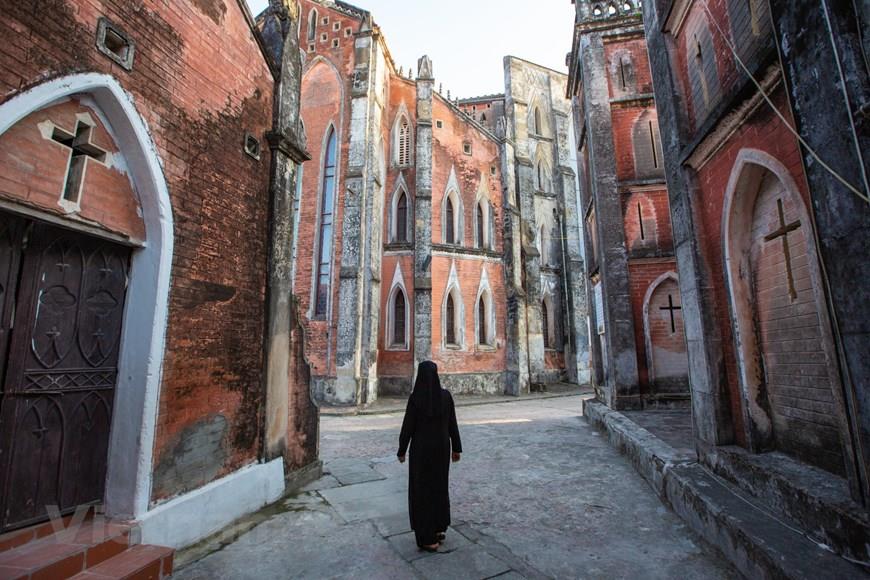 Tourists are immersed in the unique European-like architecture (Photo: VNA)