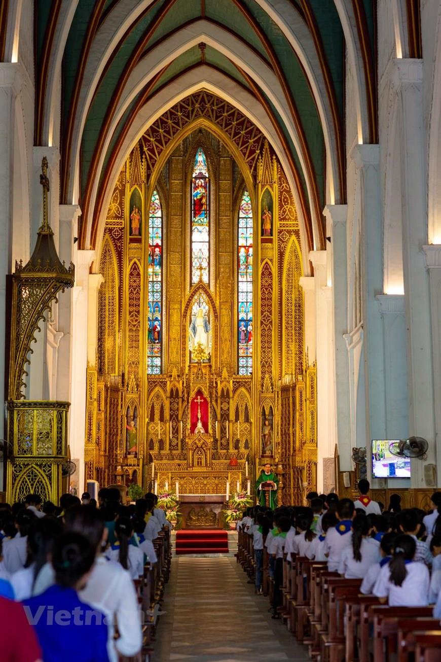 The area inside the church is always full of parishioners every weekend (Photo: VNA)