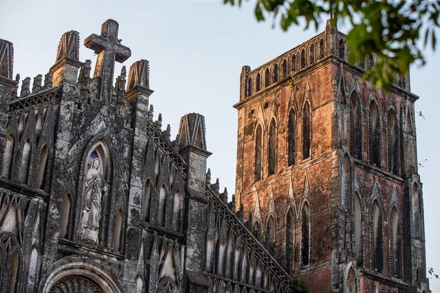 The bell tower of the church is 27m high and hangs four big bell with Do – Mi – Sol – Do tone, with weight of nearly 2.5 tonnes and named “Bong” (Photo: VNA)