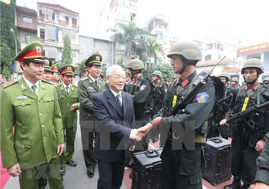Party General Secretary Nguyen Phu Trong visits and inpects the combat readiness of the Mobile Police Command under the Ministry of Public Security (Photo: VNA)