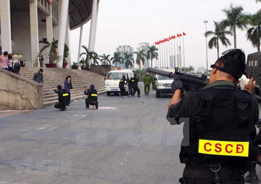 Hanoi Mobile Police force’s rehearsal to protect and rescue hostages from terrorists (Photo: VNA)