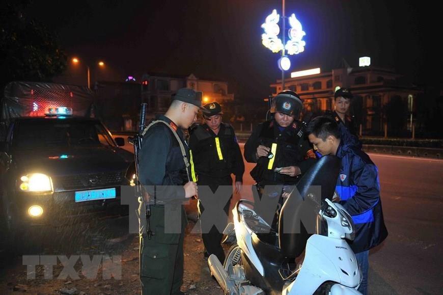 Soldiers of the Mobile Police Department - Ninh Binh Provincial Police prepare before the night patrol, during the Vesak celebrations 2019 ( Photo: VNA)