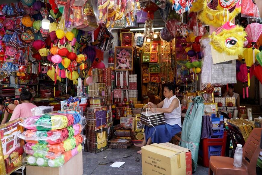 Many people burn votive paper money and other objects each month after they complete the rituals for their ancestors on the first day and 15th day of each lunar month (Photo:VNA)