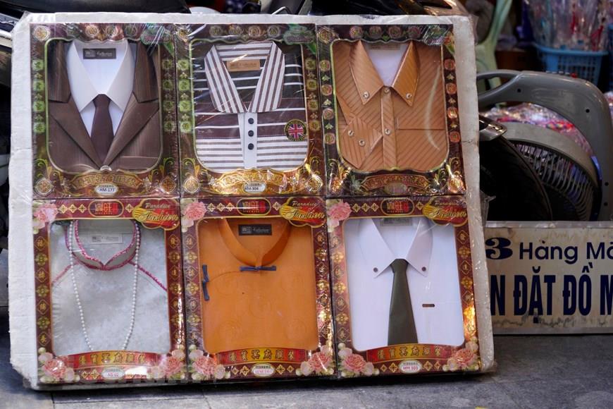 Burning votive offerings is meant to send items to the dead for use in the afterlife. During the ritual, people also commemorate their ancestors and express their gratitude (Photo:VNA)