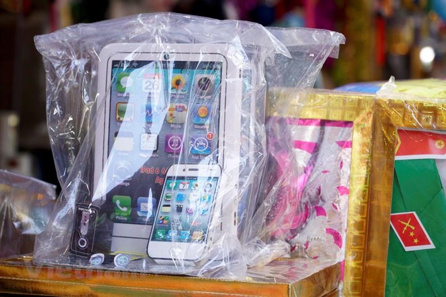 Today, many people burn votive paper as a way of demonstrating their wealth. They burn giant paper houses, cars, motorbikes, TV sets, and even paper servants and concubines which cost millions of dong each. And many people oppose this practice as a waste of money that they say raises the risk of fires and explosions and must be banned (Photo:VNA)